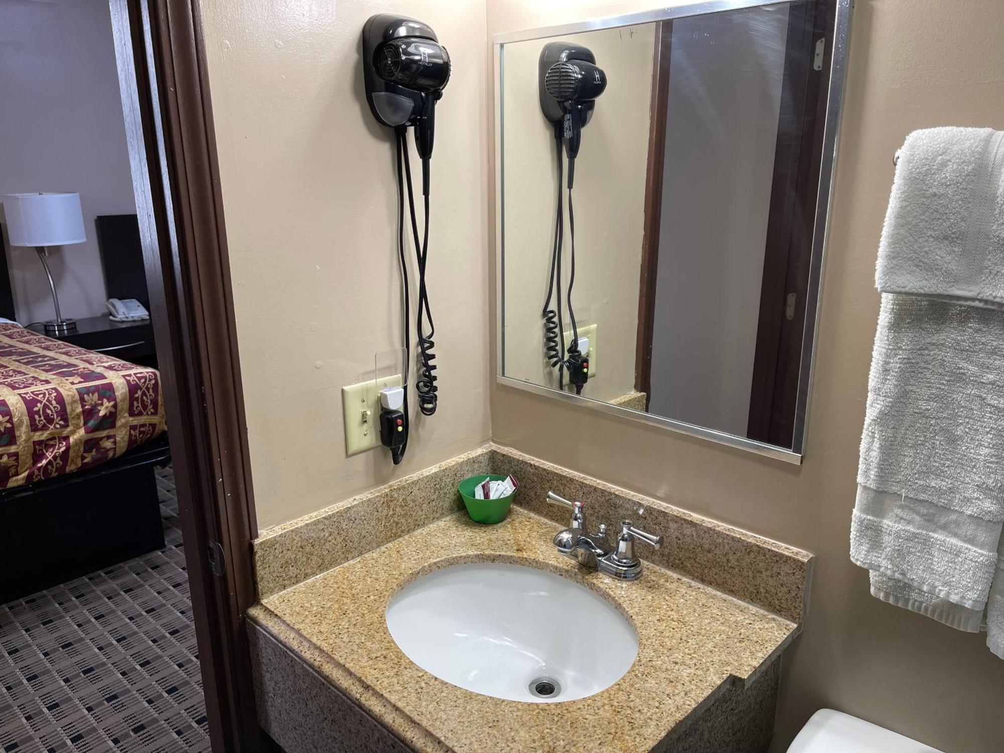 Economy Inn & Suites Ashtabula Bagian luar foto