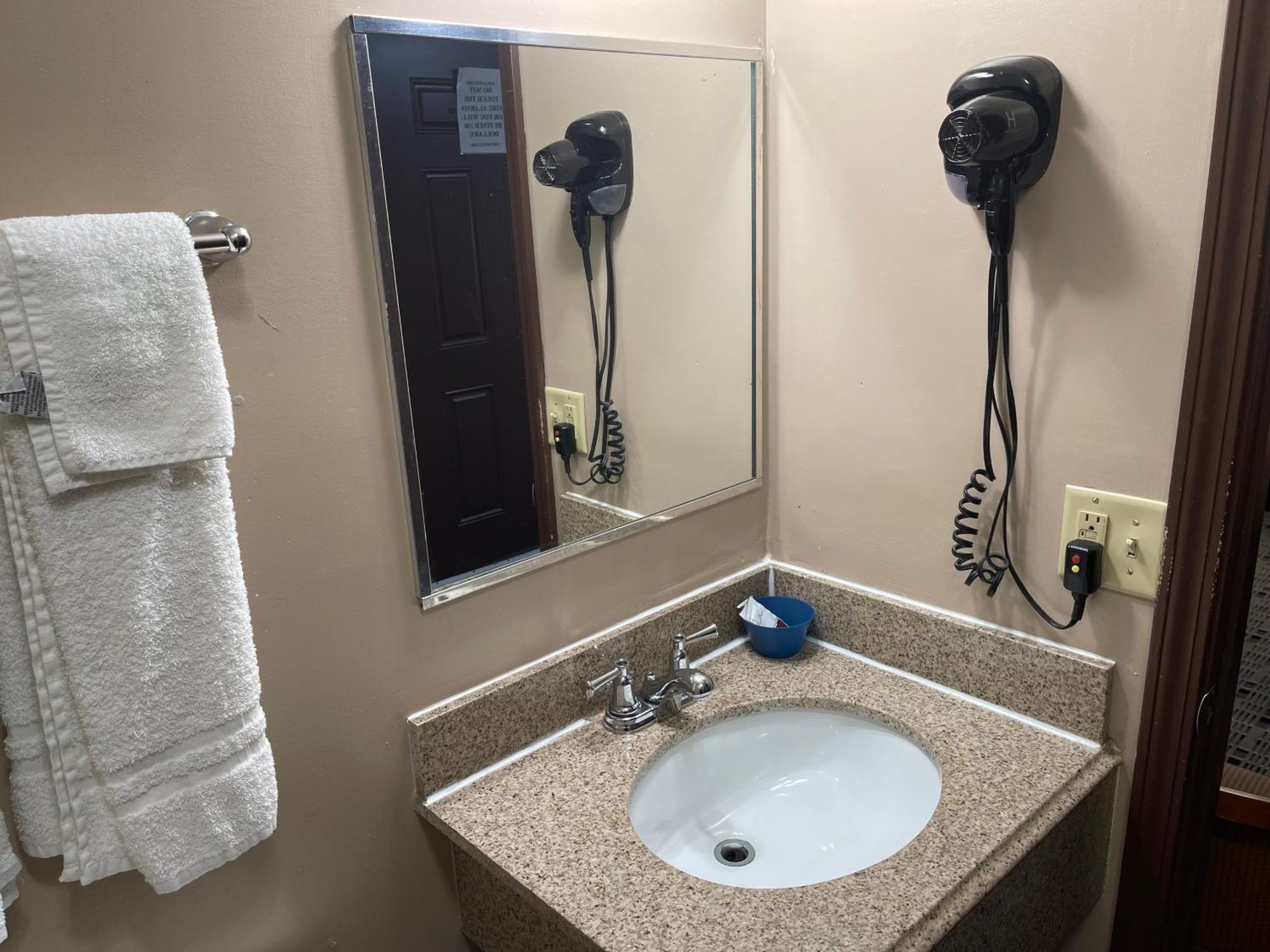 Economy Inn & Suites Ashtabula Bagian luar foto