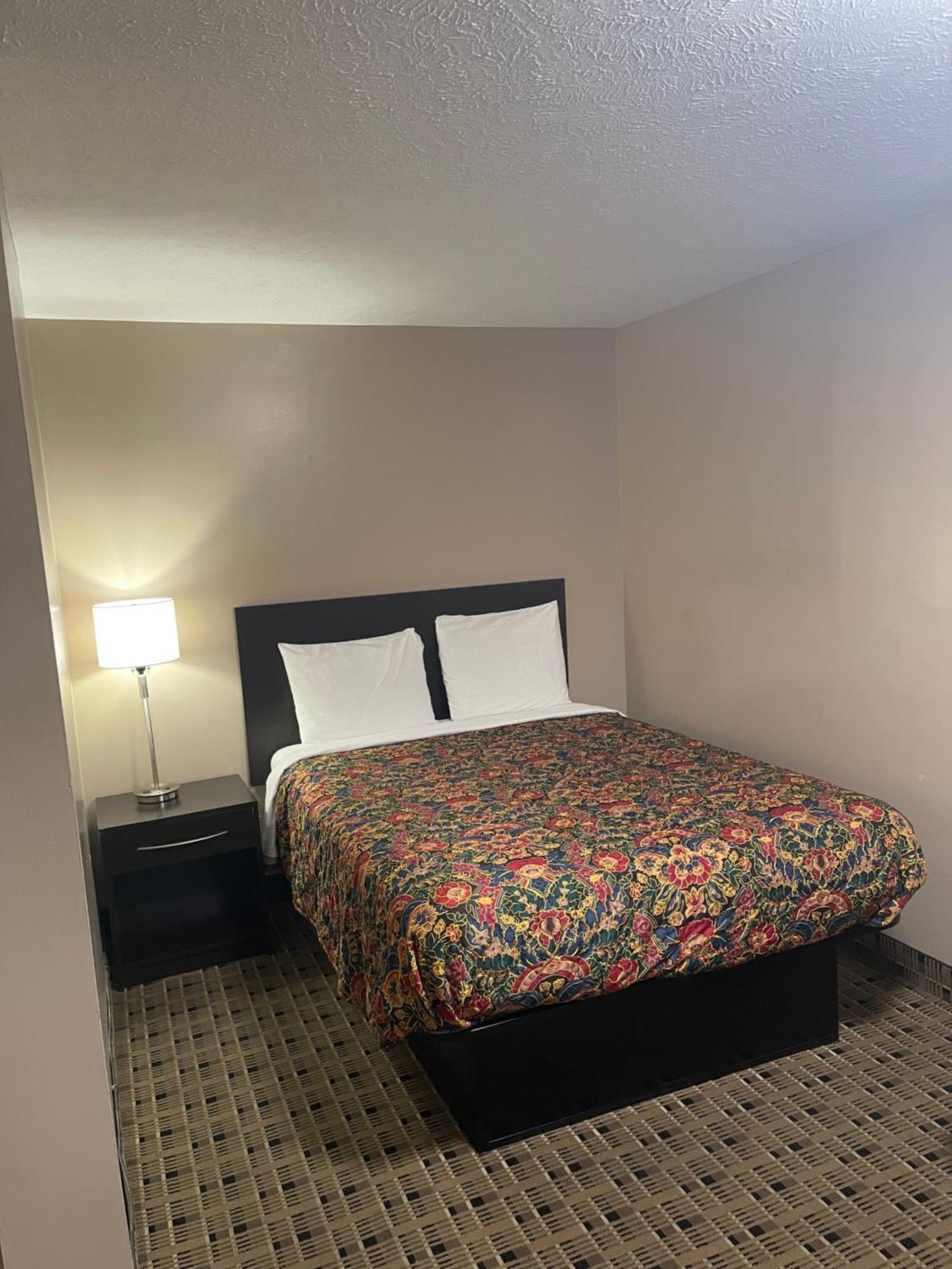 Economy Inn & Suites Ashtabula Bagian luar foto