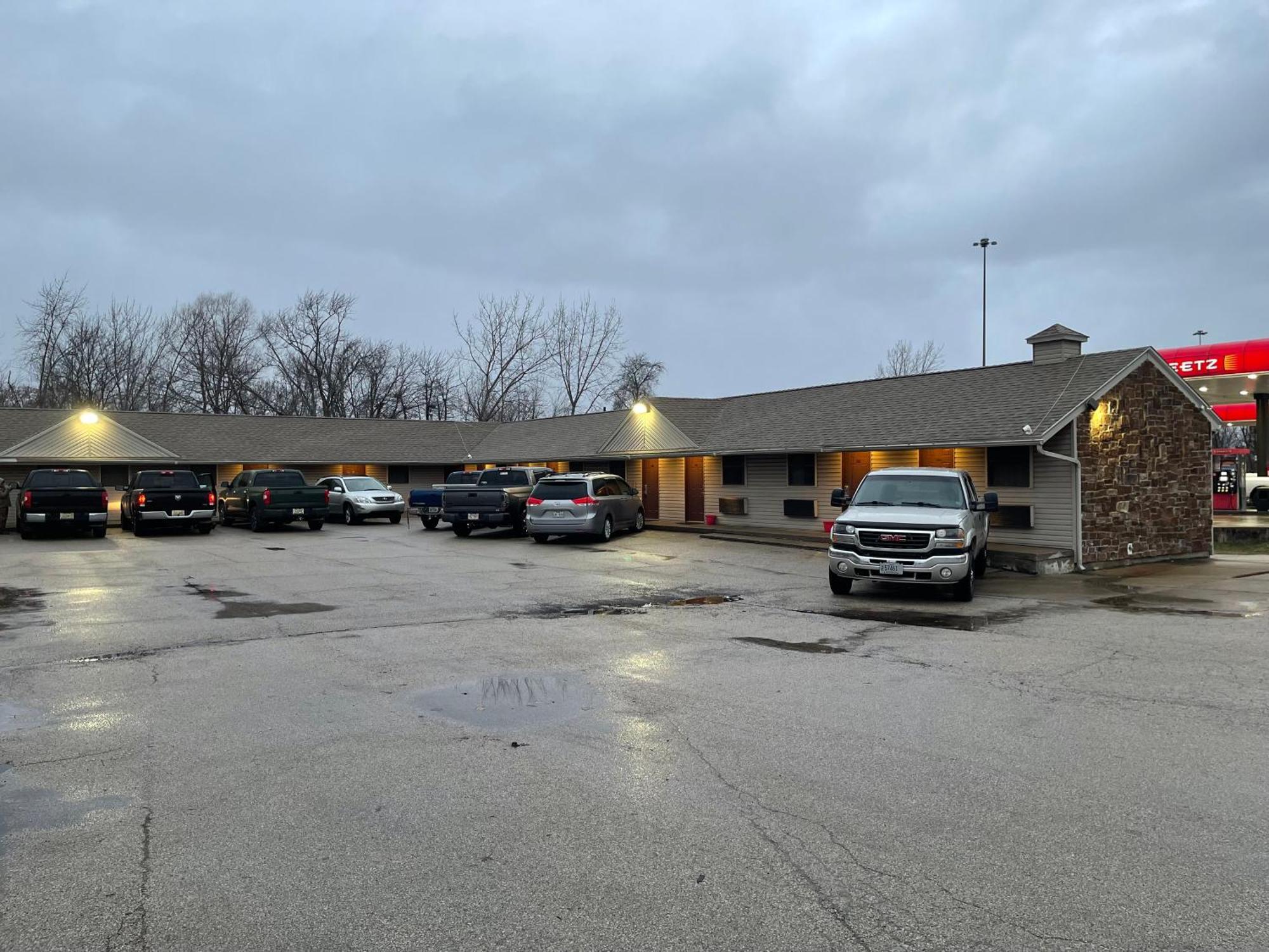 Economy Inn & Suites Ashtabula Bagian luar foto