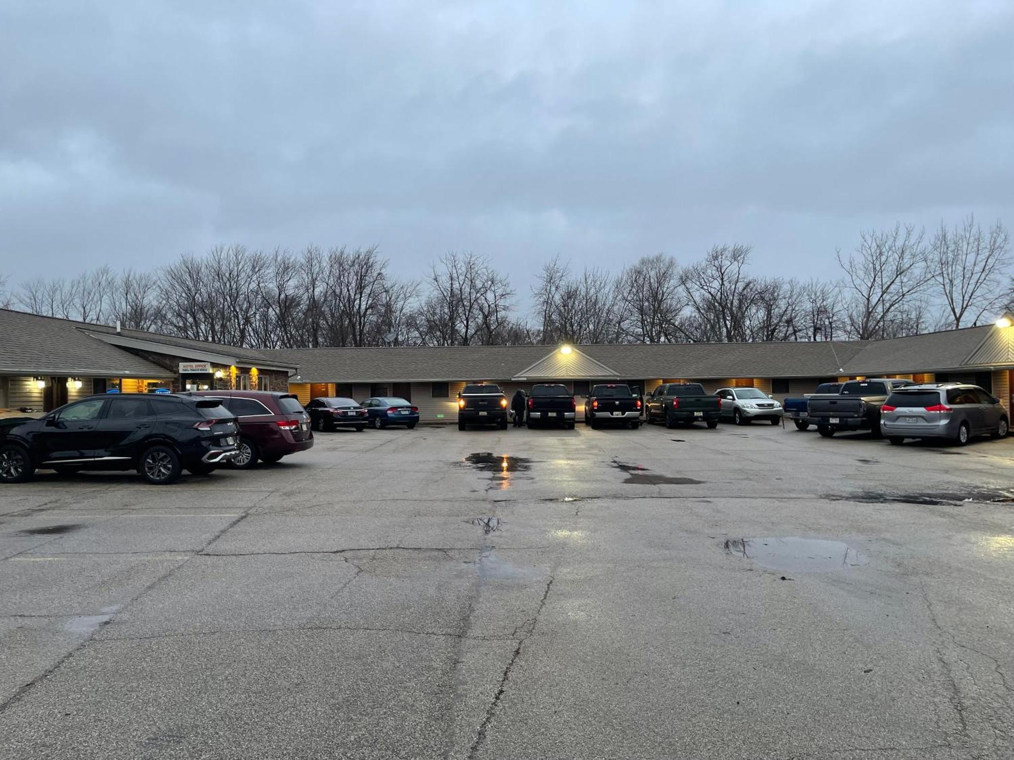 Economy Inn & Suites Ashtabula Bagian luar foto