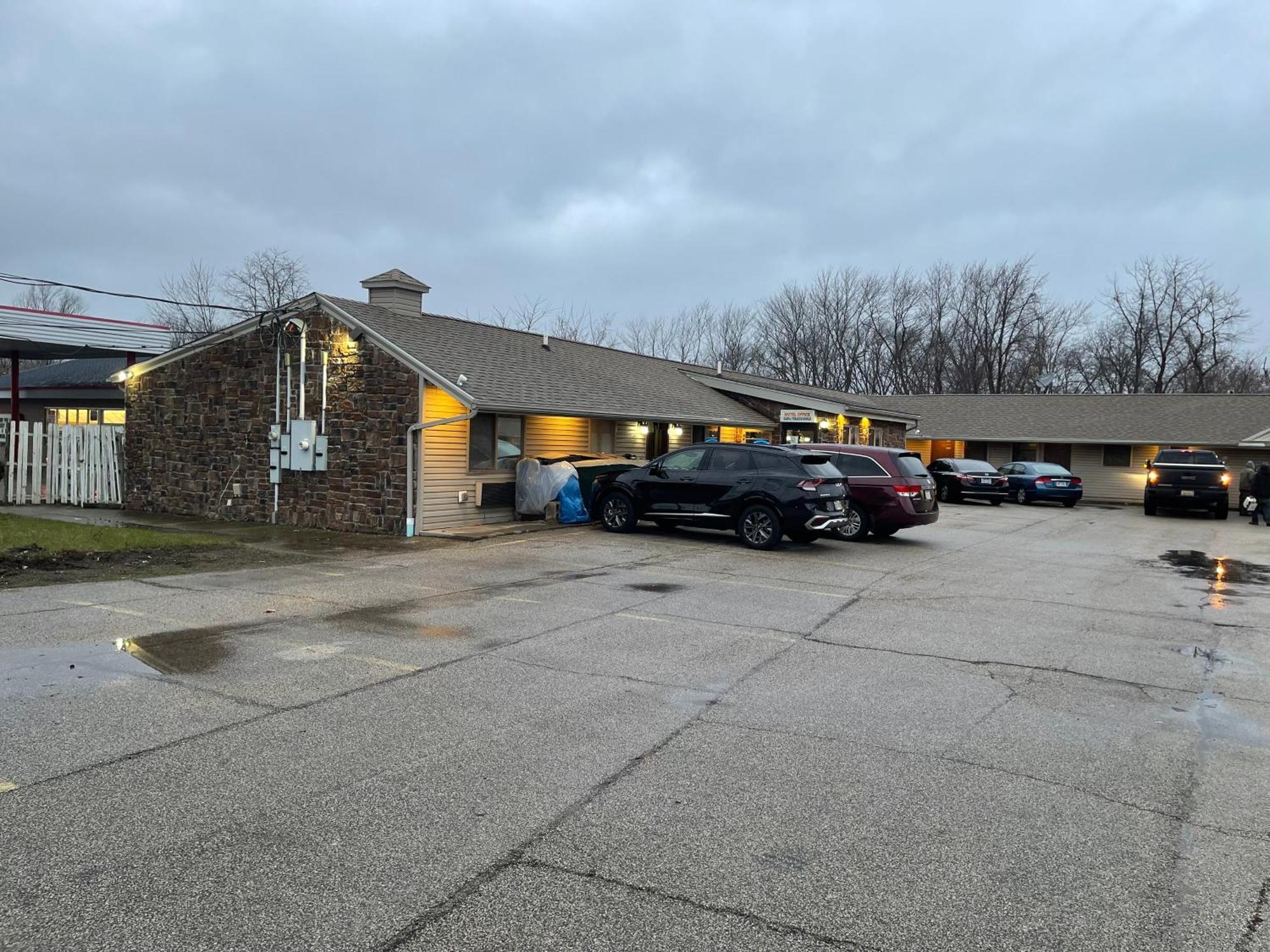 Economy Inn & Suites Ashtabula Bagian luar foto