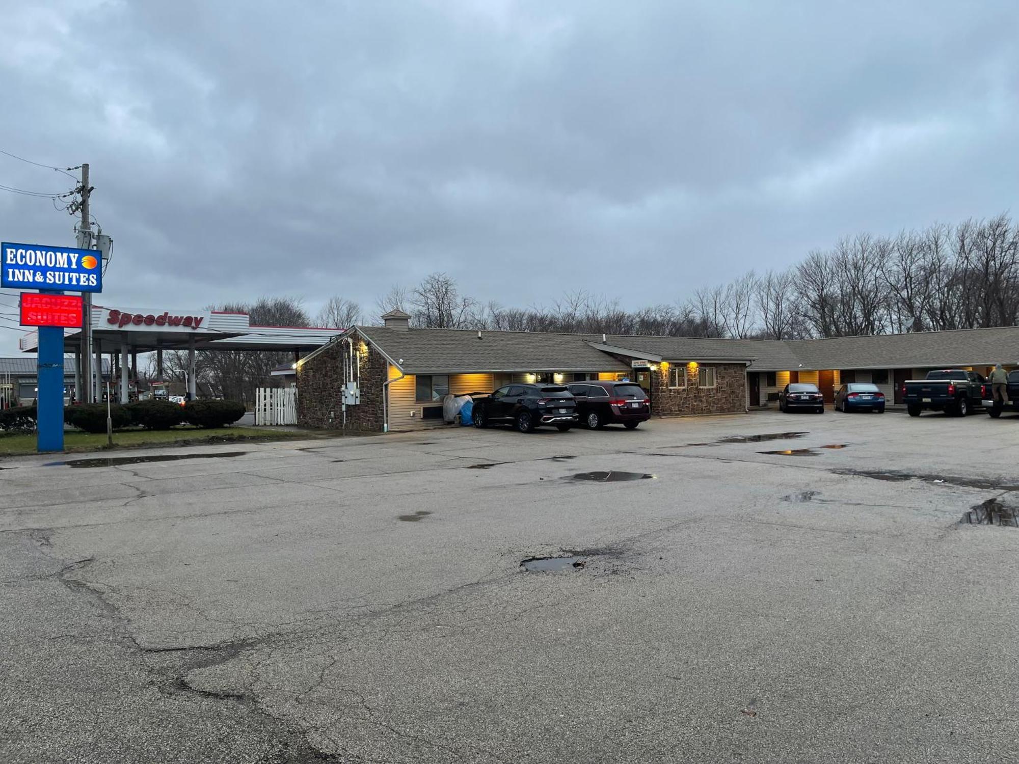 Economy Inn & Suites Ashtabula Bagian luar foto