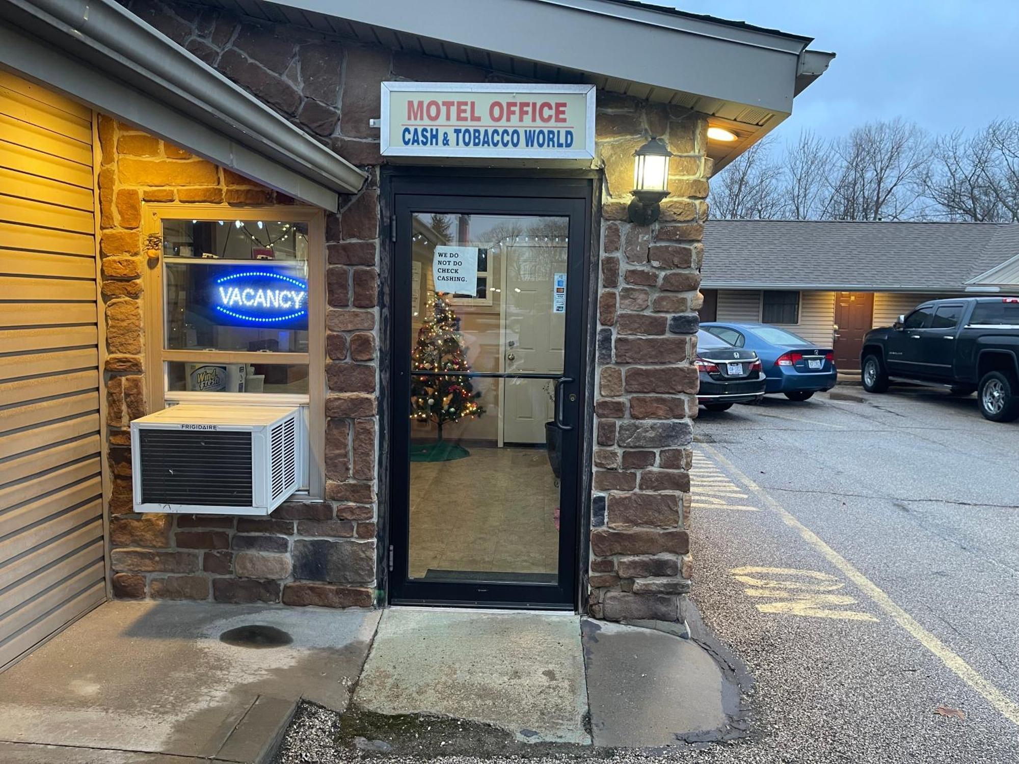 Economy Inn & Suites Ashtabula Bagian luar foto