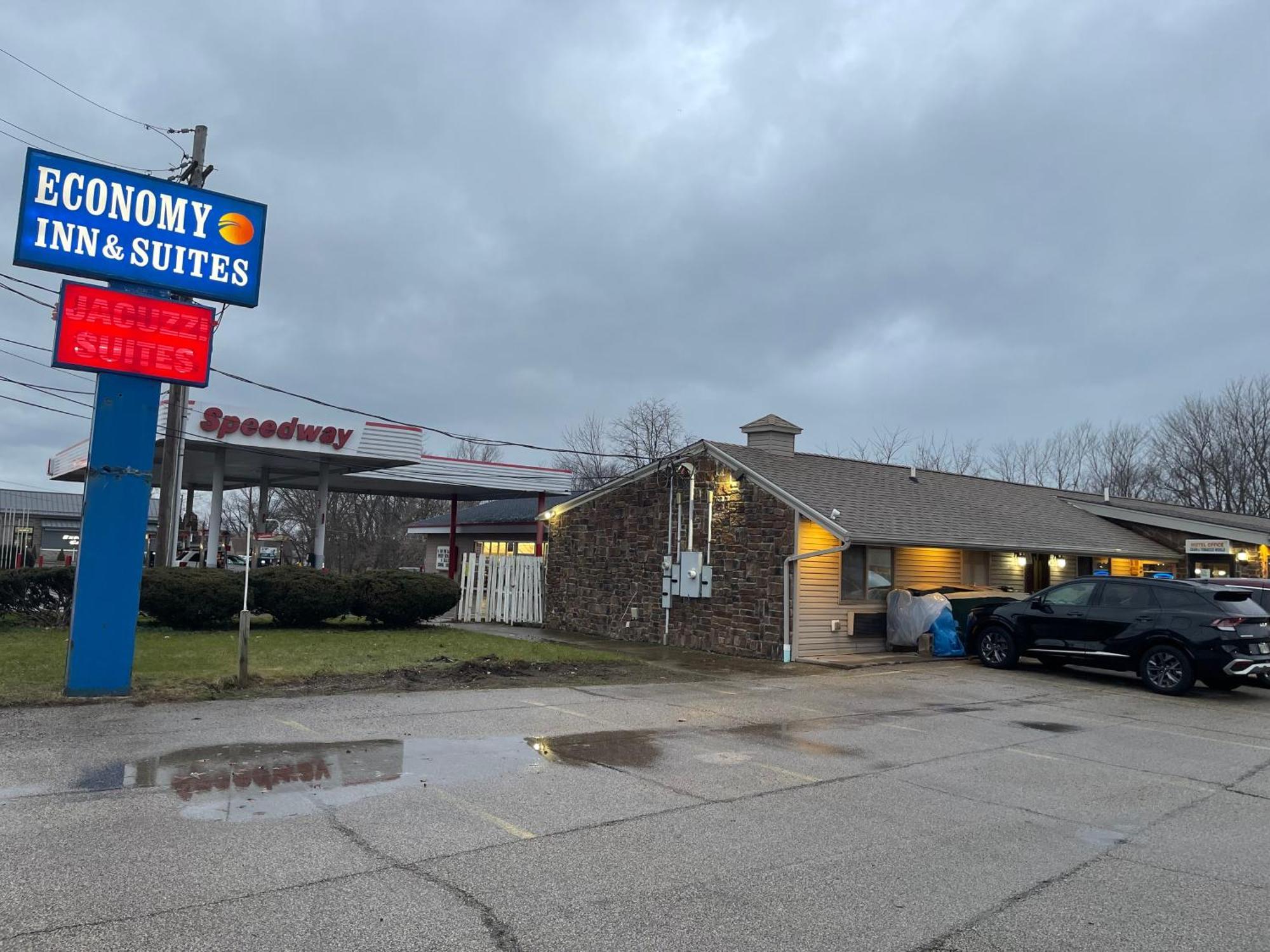 Economy Inn & Suites Ashtabula Bagian luar foto