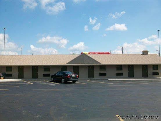 Economy Inn & Suites Ashtabula Bagian luar foto
