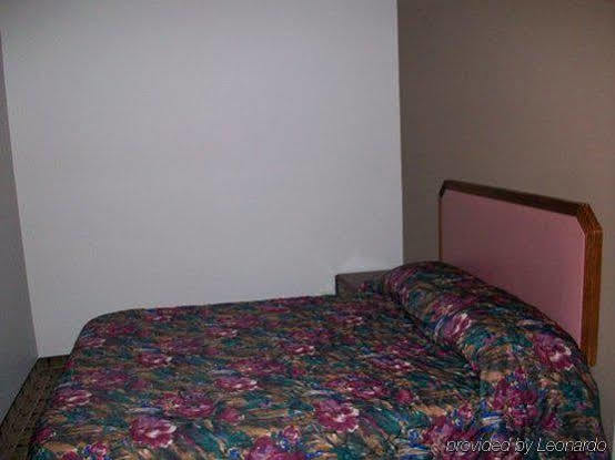 Economy Inn & Suites Ashtabula Ruang foto