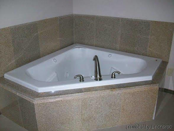 Economy Inn & Suites Ashtabula Ruang foto